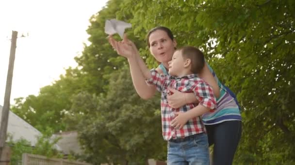 Máma s baby spuštění papírové letadlo — Stock video