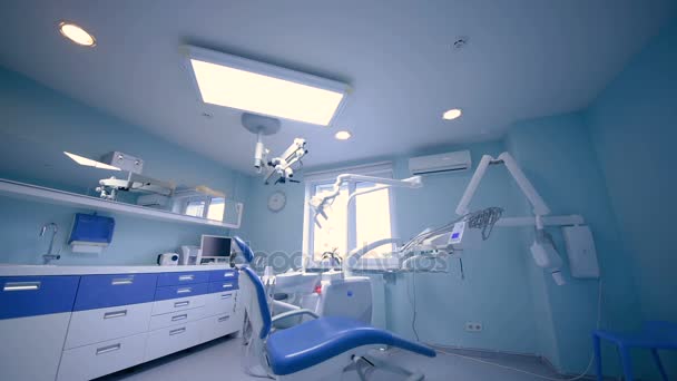 Красивый интерьер современного стоматологического кабинета . — стоковое видео