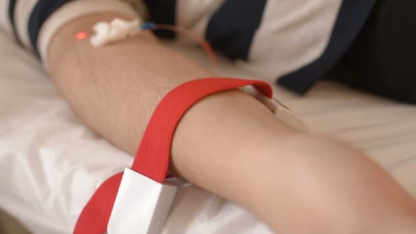 Steriele lichtgeleider met een naald in de arm van de patiënten. — Stockvideo