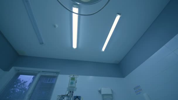 Chirurgische lamp in de operatiekamer. — Stockvideo
