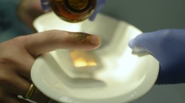 bir yaraya parmak iyot ve hidrojen peroksit ile tedavi