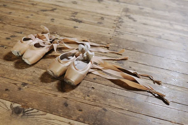 Pointes balet na dřevěné pozadí — Stock fotografie