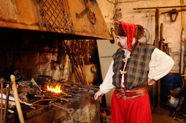 önce forgingin smithy demirci ısıtır öğesi