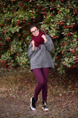 güzel genç kız gözlük ve bordo eşarp