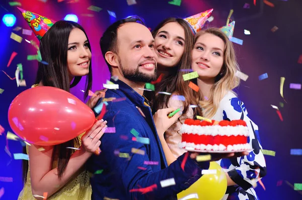 En kille och tre tjejer jubla och fira festen i nattklubben — Stockfoto