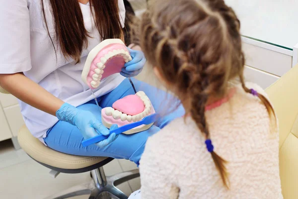 A fogorvos azt mondja a gyermek szájhigiénia — Stock Fotó