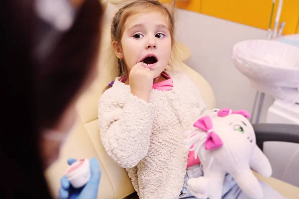 Little girl in the dental chair — Stock Photo, Image