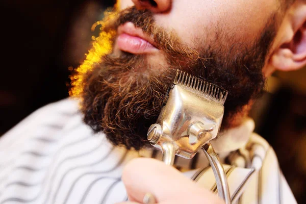 Afeitarse la barba en la barbería — Foto de Stock