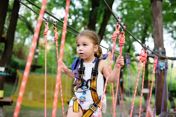 Bébé fille sur un fond de parc de corde — Photo