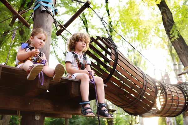 子供 - 少年と縄公園で少女が障害物を通過します。 — ストック写真