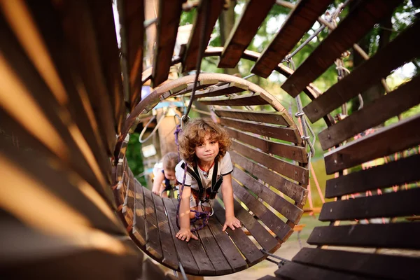 Uma criança encaracolada na segurança de escalada — Fotografia de Stock