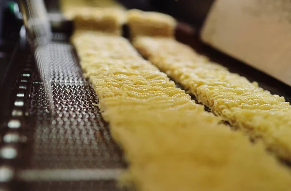 Produkcji makaron instant — Zdjęcie stockowe