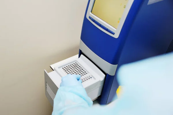 Aparatos para ensayos de ADN en un laboratorio de diagnóstico —  Fotos de Stock