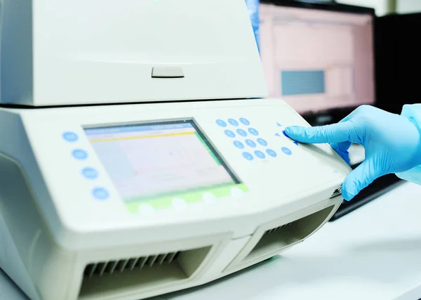 Thermocycler สําหรับการทดสอบ DNA และ PCR — ภาพถ่ายสต็อก