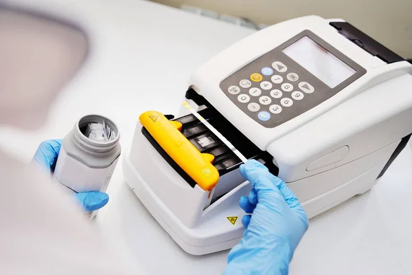 Un médico o un asistente de laboratorio hacen un análisis de orina. — Foto de Stock