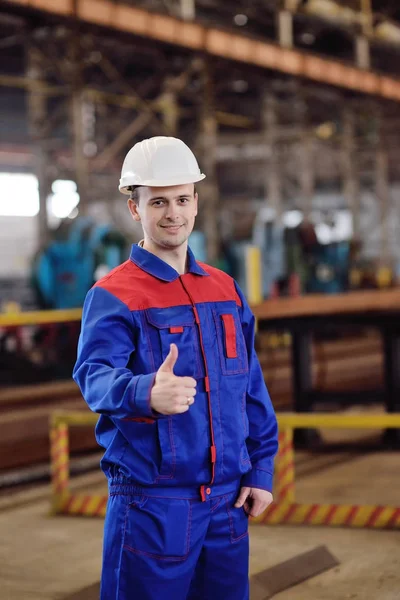 Junger, niedlicher Arbeitsingenieur mit weißem Bauhelm — Stockfoto