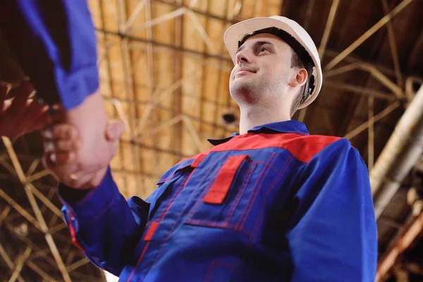 Starker Händedruck von Männern in Overalls von Industriearbeitern — Stockfoto