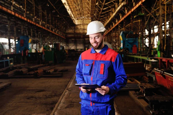 Arbeiter mit Helm und Tablet — Stockfoto