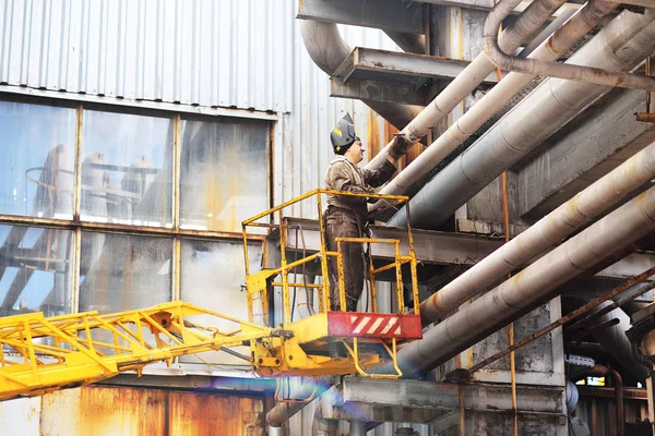 Soldador de trabajo reparaciones tuberías —  Fotos de Stock