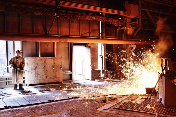 Esplosione di un forno in un impianto metallurgico — Foto Stock