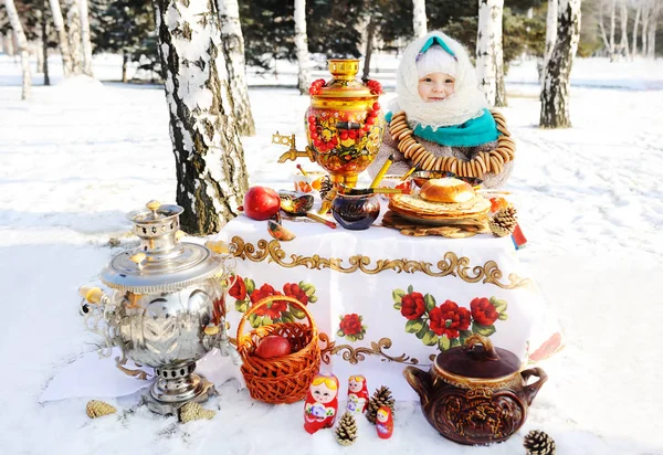 bir çiçek baskı ile kafa Fularlı Kız bebek. Portre o