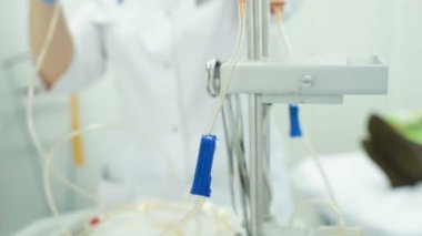 Doktor cihazları veya plazmaferez donatımı hazırlar.