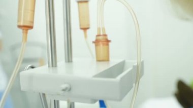 Doktor cihazları veya plazmaferez donatımı hazırlar.