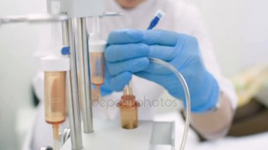 Doktor cihazları veya plazmaferez donatımı hazırlar.