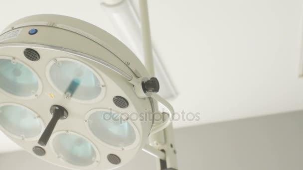 Off surgical lamp in modern operating — Stock Video