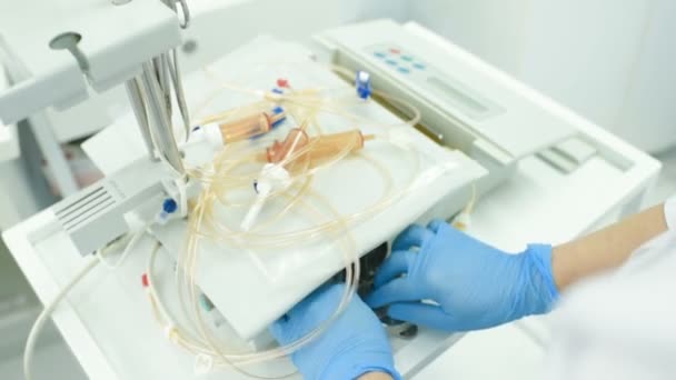 El médico prepara el aparato o equipo para la plasmaféresis . — Vídeos de Stock