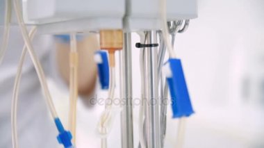 Doktor cihazları veya plazmaferez donatımı hazırlar.