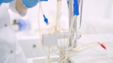 Doktor cihazları veya plazmaferez donatımı hazırlar.