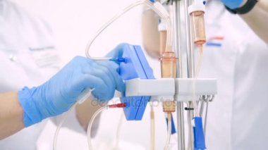 Doktor cihazları veya plazmaferez donatımı hazırlar.