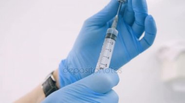bir doktor veya hemşire olarak lastik eldiven el
