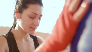 genç güzel boksör kız ağır nefes alıyor