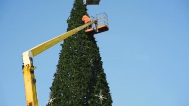 Büyük bir şehir Noel ağacının süslemesi.