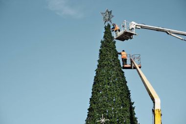 Büyük bir şehir Noel ağacının süslemesi