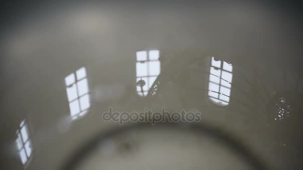 Священна вода в залізній чаші в церкві йде до храму — стокове відео