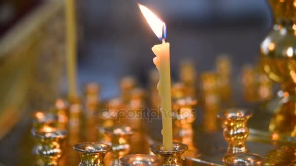 Brennende Kerzen auf dem Kirchenaltar im Tempel — Stockvideo