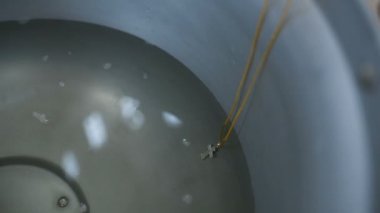 Kutsal kilise bir demir kapta suya tapınağa