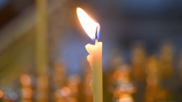 Burning candles on the church altar in the temple — Stock Video