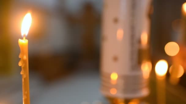 Burning candles on the church altar in the temple — Stock Video