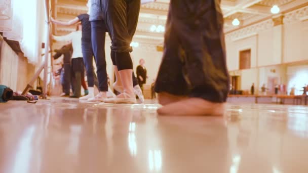 Balett truppen repeterar i en balett klass — Stockvideo