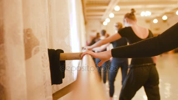 La compañía de ballet ensaya en una clase de ballet — Vídeos de Stock