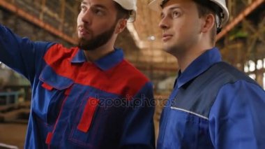 Bir inşaat projesi iki işçi tartışmak