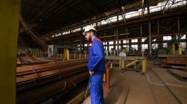 Çelik tel Tel kesiciler ile çalışan beyaz bir kask içinde ısırıkları