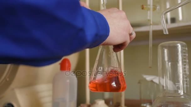 Un giovane scienziato conduce ricerche in un laboratorio chimico . — Video Stock