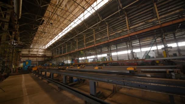 Arbeiter in einem Bauhelm mit einer Zeichnung auf dem Hintergrund einer Fabrik — Stockvideo