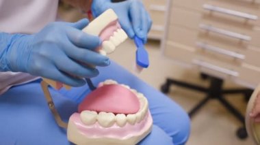 Diş hekimi çocuk ağız hijyeni hakkında söyler.