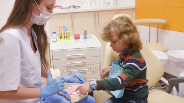 Tandläkaren berättar barnet om munhygien — Stockvideo